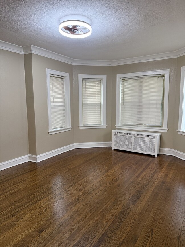 Building Photo - 10240 S Eberhart Ave