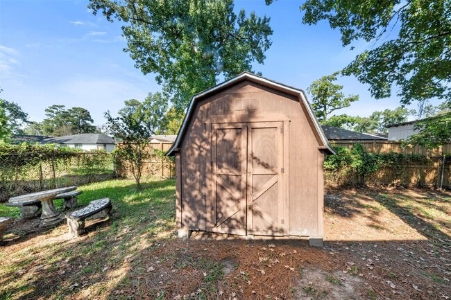 Building Photo - 9627 Glenwood Forest Dr