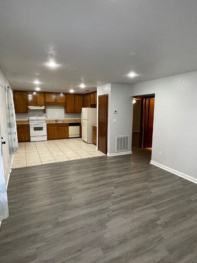 Building Photo - Beautiful 2 Bedroom 1 Bathroom in NW Tallahassee!