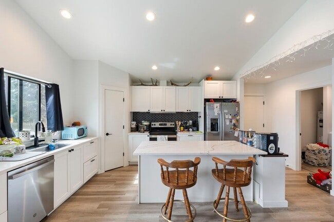 Building Photo - Rent: $2100; 3 bed