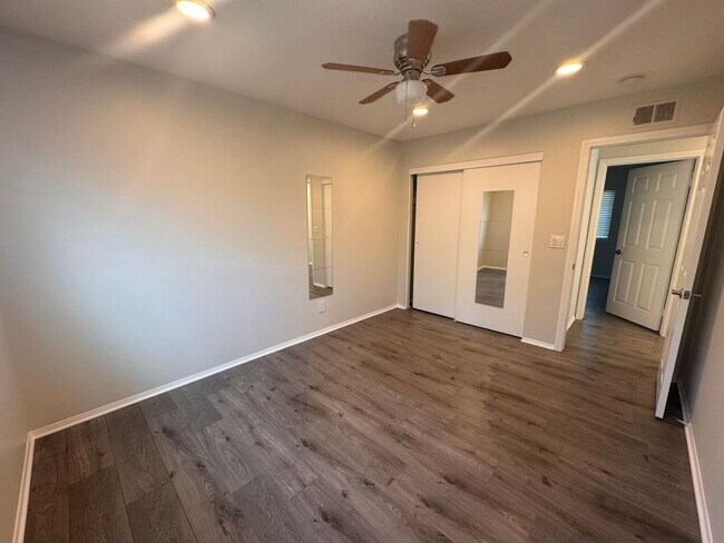 Building Photo - Charming RE-MODELED 3 bed / 2 bath home