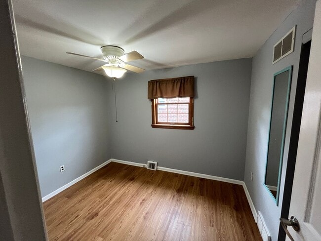 Building Photo - 124 Meadow Ln