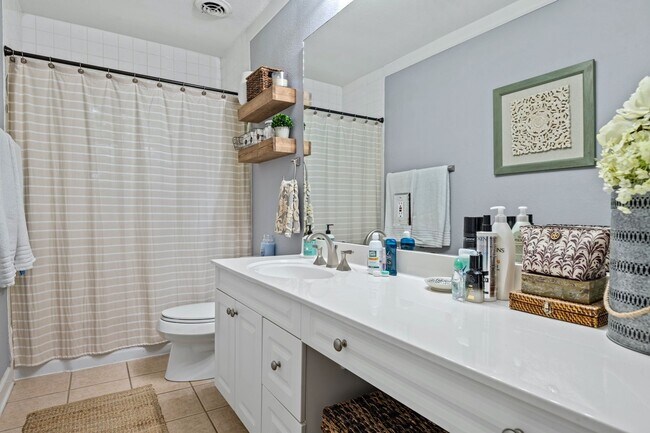 Building Photo - Beautiful 2bd/1ba Condo in VA Highlands w/ Balcony and Pool!!