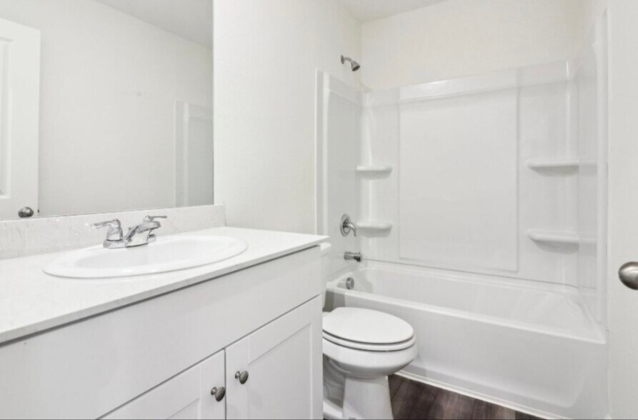 Building Photo - 998 Delta Cres