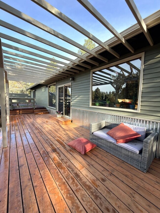 Building Photo - SEASONAL FURNISHED SHORT TERM RENTAL Offering Great Vibe! ALL UTILITIES PAID BY THE SELLER...