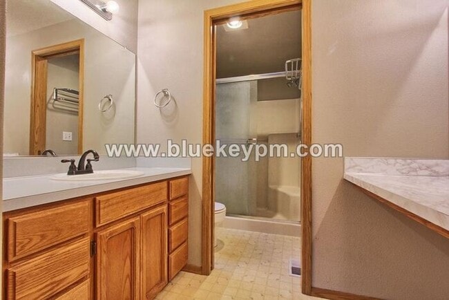 Building Photo - 3 Bed, 2 Bath Home in a Culdesac Near St. James Road and NE 54th Street