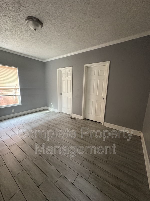 Building Photo - 1402 Avenue E