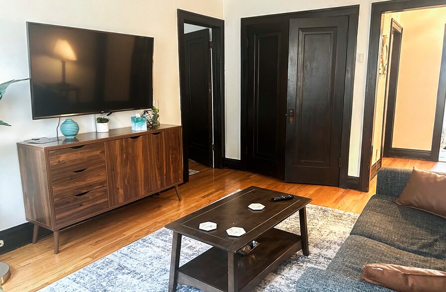 Building Photo - 1909 W Larchmont Ave