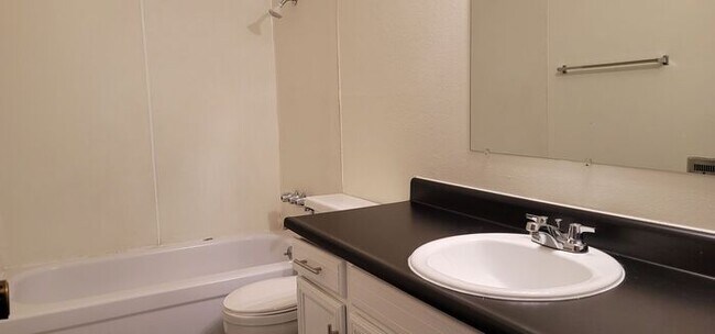 Building Photo - 1747 London Cir
