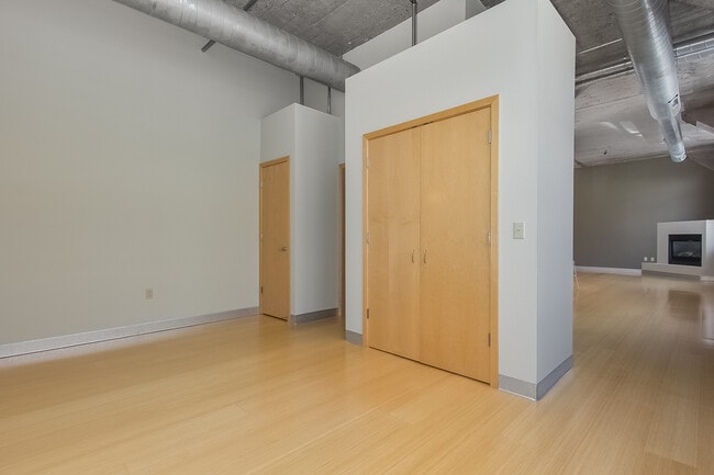 Building Photo - 521 S 7th St