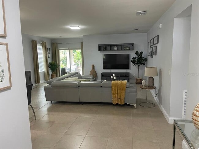 Building Photo - 690 Hadley Pl E