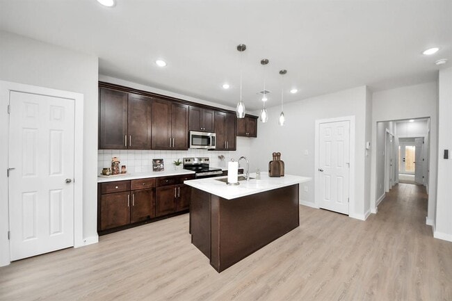 Building Photo - 5205 Kenilwood Dr