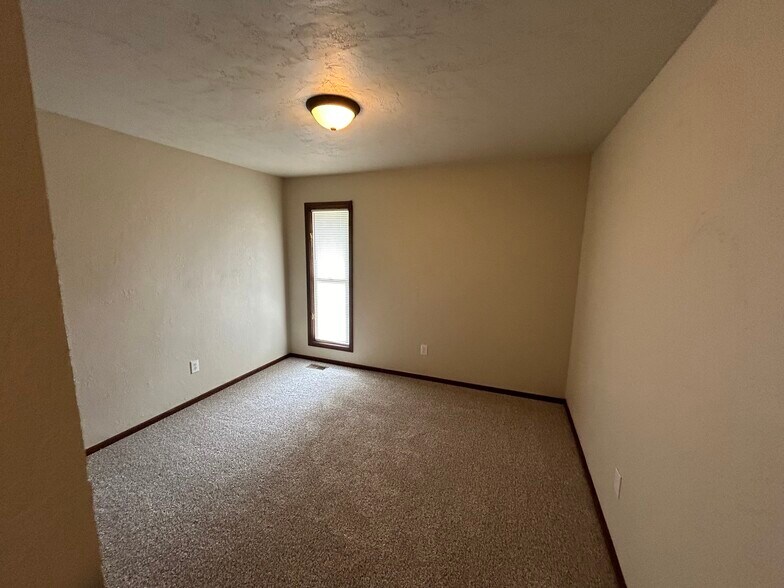 Building Photo - 607 N Robin Way