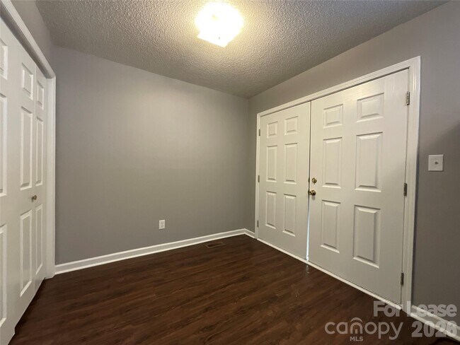 Building Photo - 1520 N Main Ave