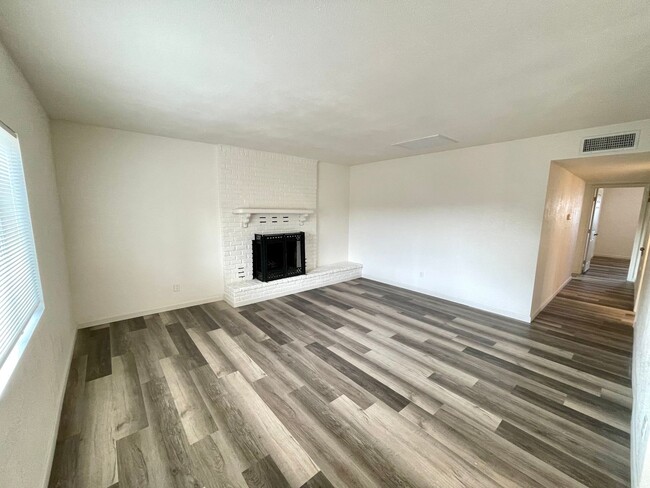 Building Photo - Beautifully Remodeled Large 3 Bedroom 2 Ba...