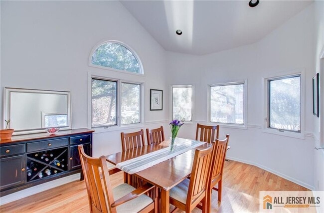 Building Photo - 388 Sayre Dr