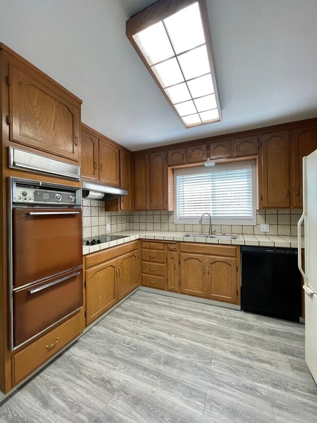 Building Photo - 4 Bedroom, 2 Bath - Santa Clara