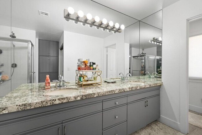 Building Photo - 39369 Regency Way