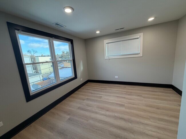 Building Photo - 5252 W Berteau Ave