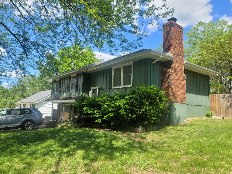 Building Photo - 1633 N Rogers St