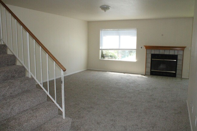 Building Photo - Updated 4 Bedroom, 2 1/2 Bathroom Townhome...