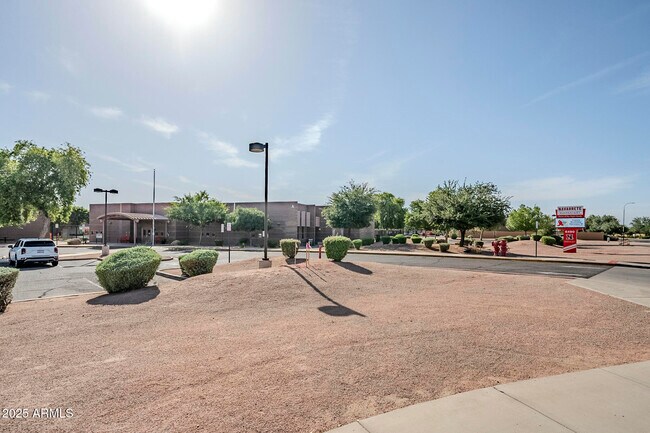 Building Photo - 6922 S Black Hills Way