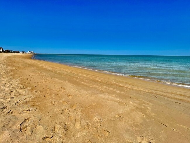 Building Photo - Freshly painted & Available NOW! Tri-Level...