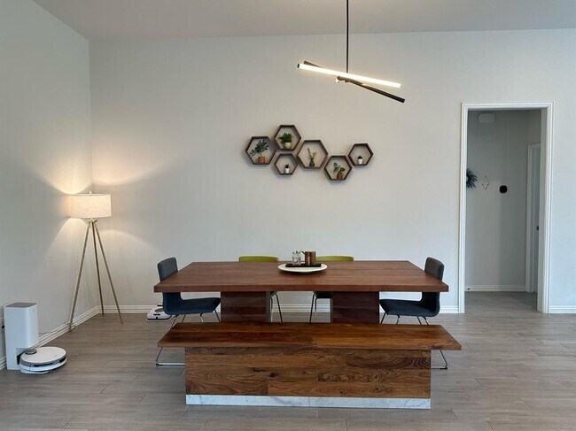Building Photo - 4121 Vespa Cv