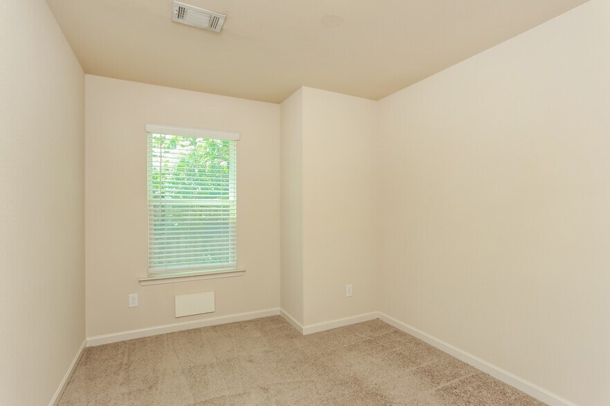 Building Photo - 408 Highwood Ln