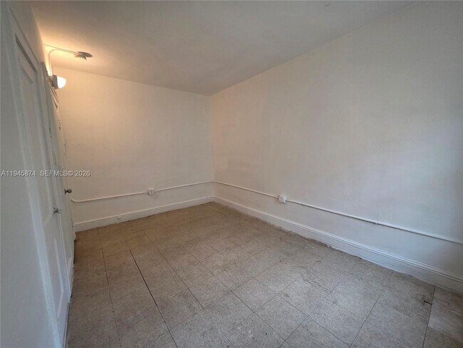 Building Photo - 1005 SW 19th Ave