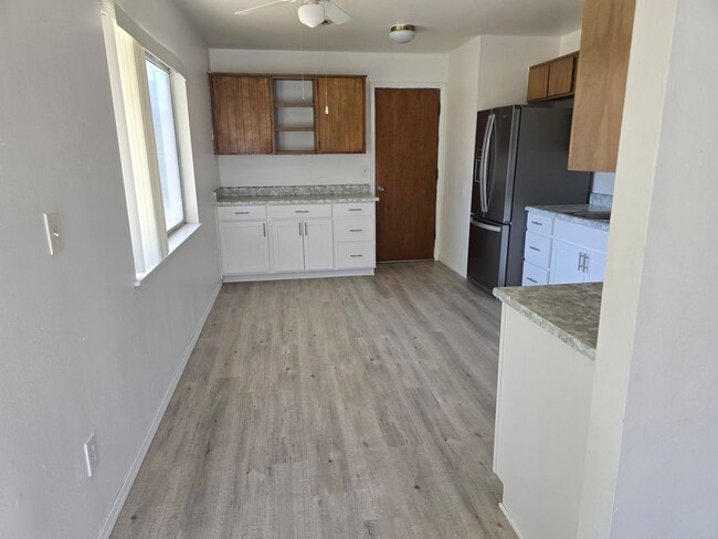Building Photo - 3 bedroom 1 bath home for Rent in Grants Pass