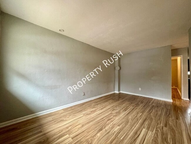 Building Photo - 708 W 47th St