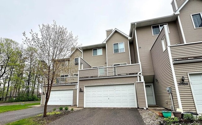 Primary Photo - awesome 2 bedroom townhouse in blaine!