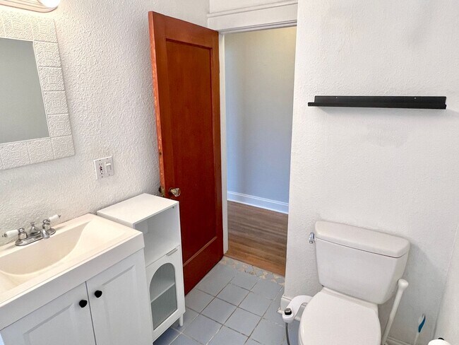 Building Photo - Charming Craftsman In The Heart Of Roseway Neighborhood