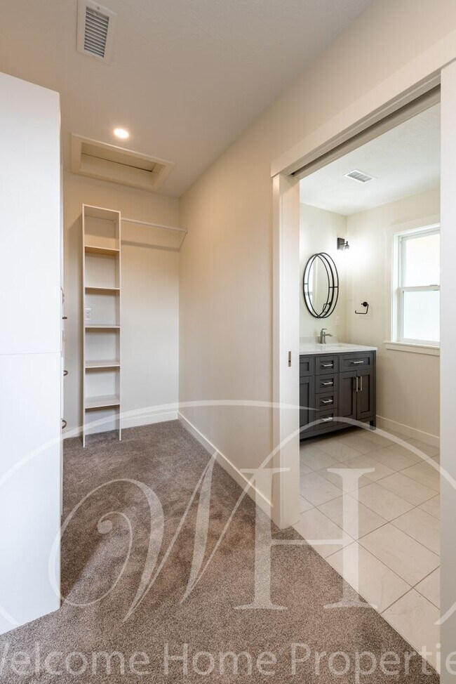 Building Photo - Country Living in Gorgeous 2 Bedroom Home Near Town