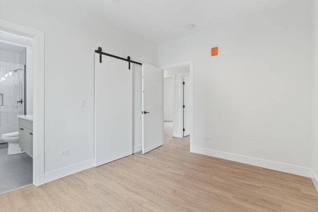 Building Photo - 3140 N Clybourn Ave