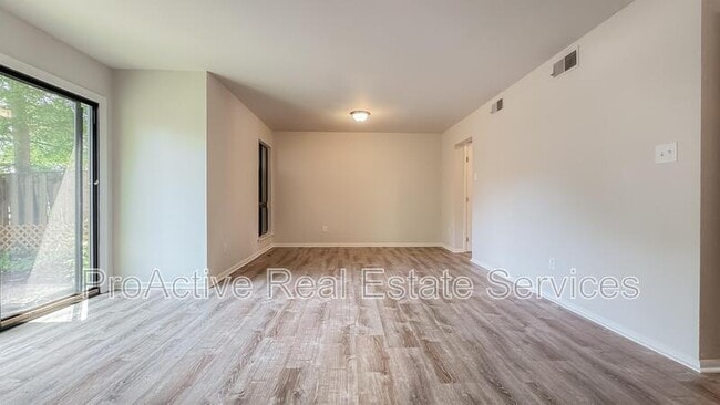 Building Photo - 1373 E Tanners Creek Dr