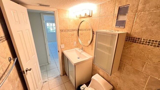 Building Photo - 1/1 Ready for Move In! Heart of Orlando Gated Community with Amenities!