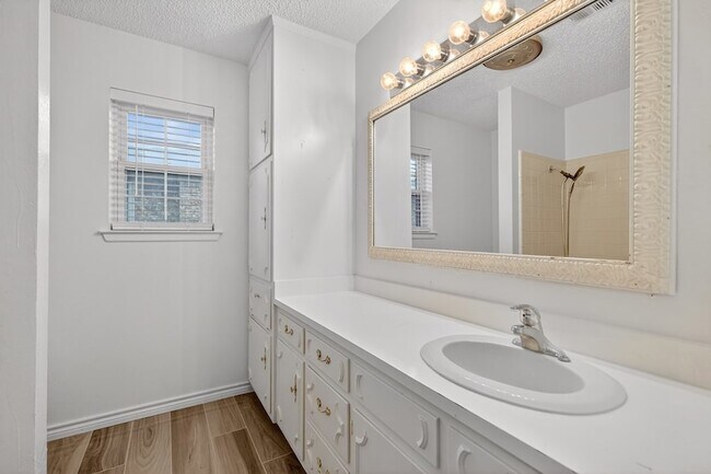 Building Photo - 2821 Metz Dr