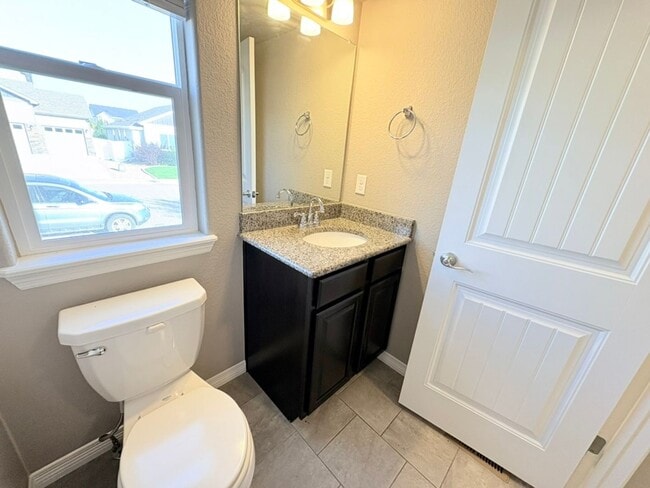 Building Photo - Beautiful 3 Bed, 2.5 Bath House in Windsor!