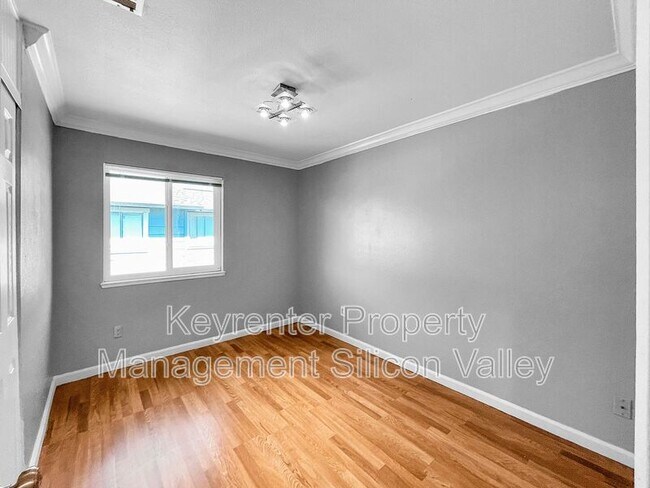 Building Photo - 547 Groth Pl