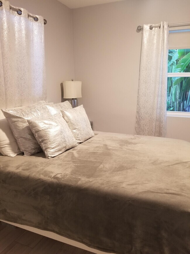 Building Photo - 1715 NE 11th St