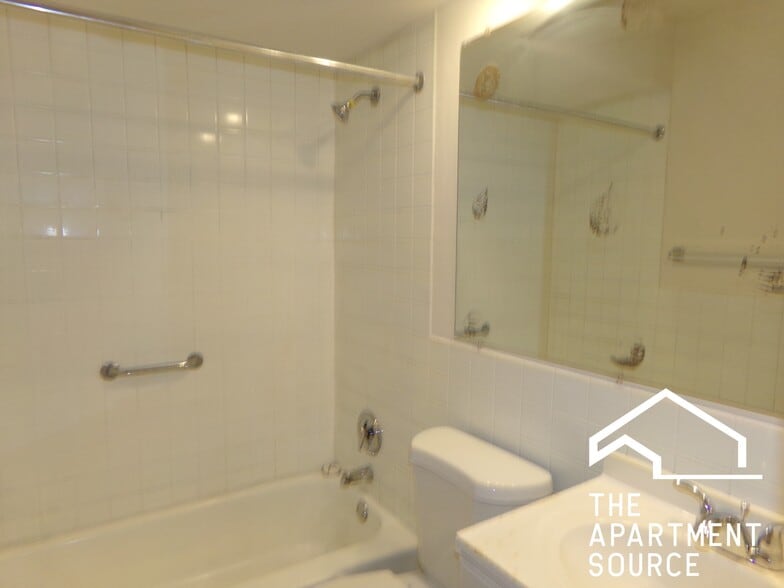 Building Photo - 6006 N Kenmore Ave