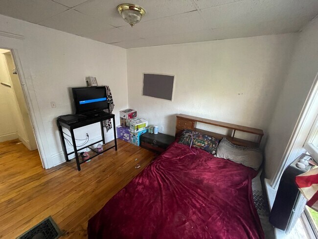 Building Photo - 217 N 28th Ave W