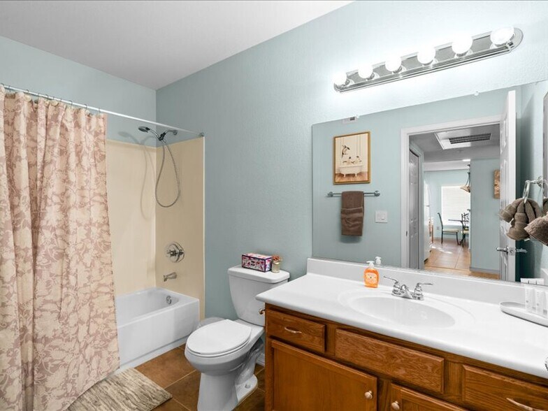 Building Photo - 1295 N Ash St