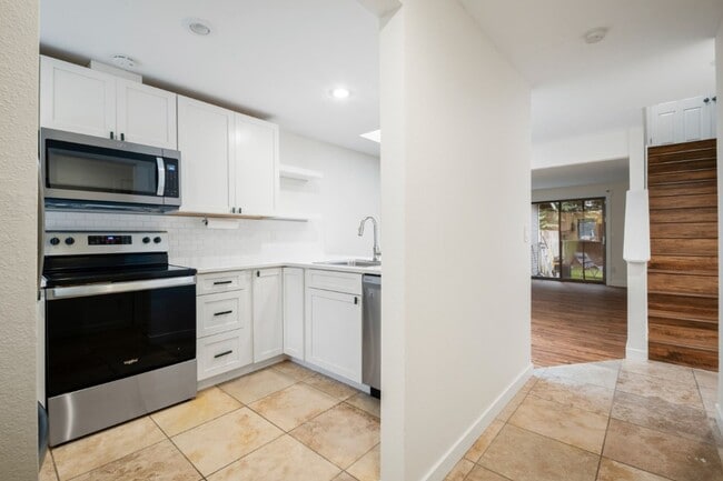 Building Photo - 2Bd/1.5Ba Kirkland Townhouse