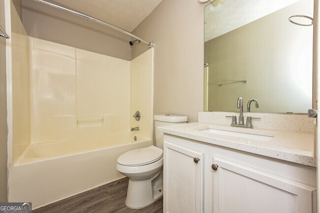 Building Photo - 342 Summit View Dr