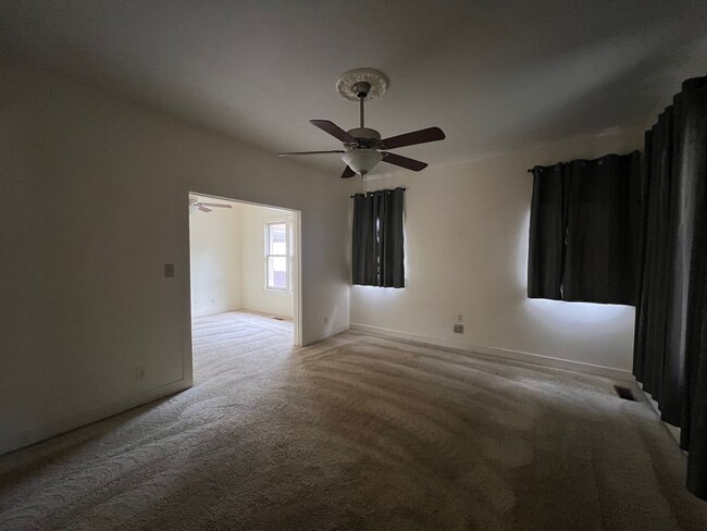 Building Photo - 3 BD, 1 BA Charming Brick Home!