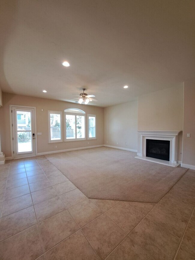 Building Photo - Move-in Special: Half Off the 1st Month's Rent – Charming 4 Bedroom House To Call Home!