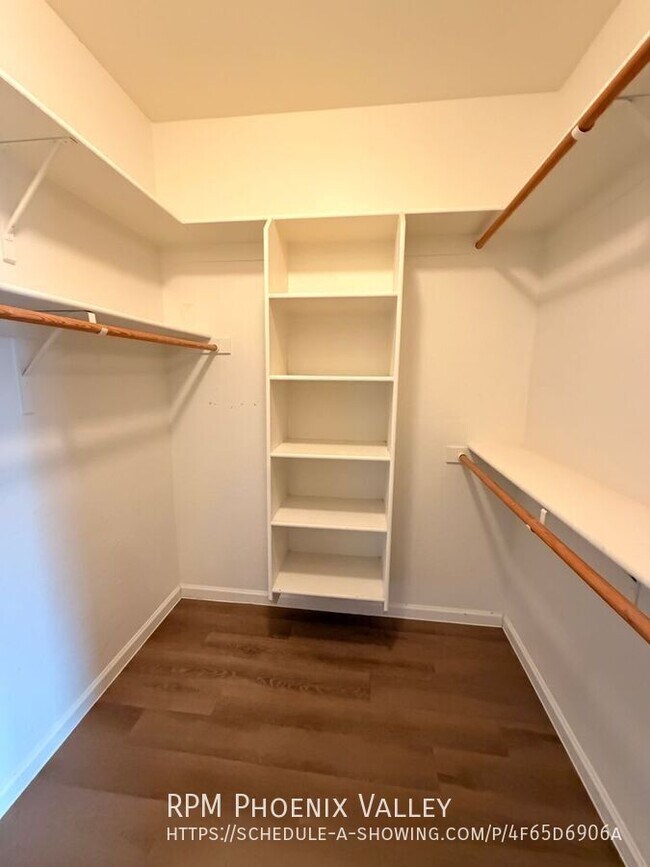 Building Photo - 897 E Roma Ave